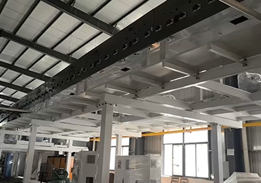 Alliance Machinery's 48 meter slope flow coating machine has entered the Xiegang factory area in Guangdong, and installation and commissioning have been carried out in an orderly manner